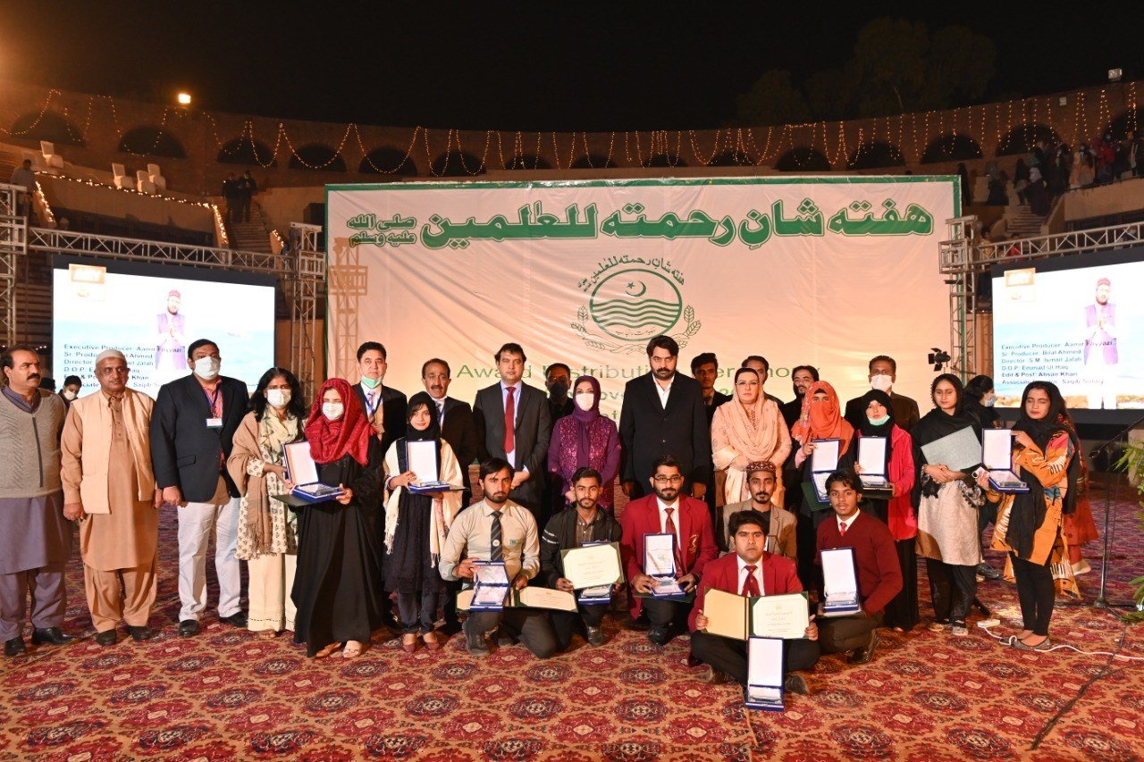 Students with certificates at a Shan-e-Rahmatul-lil-Alameen week event